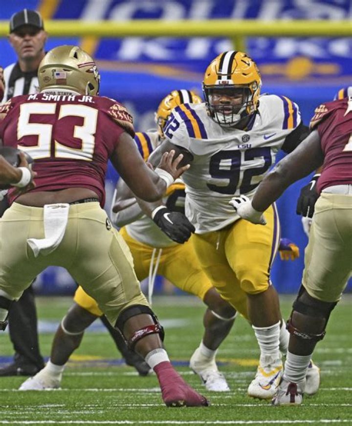 Are offensive or defensive lineman bigger?